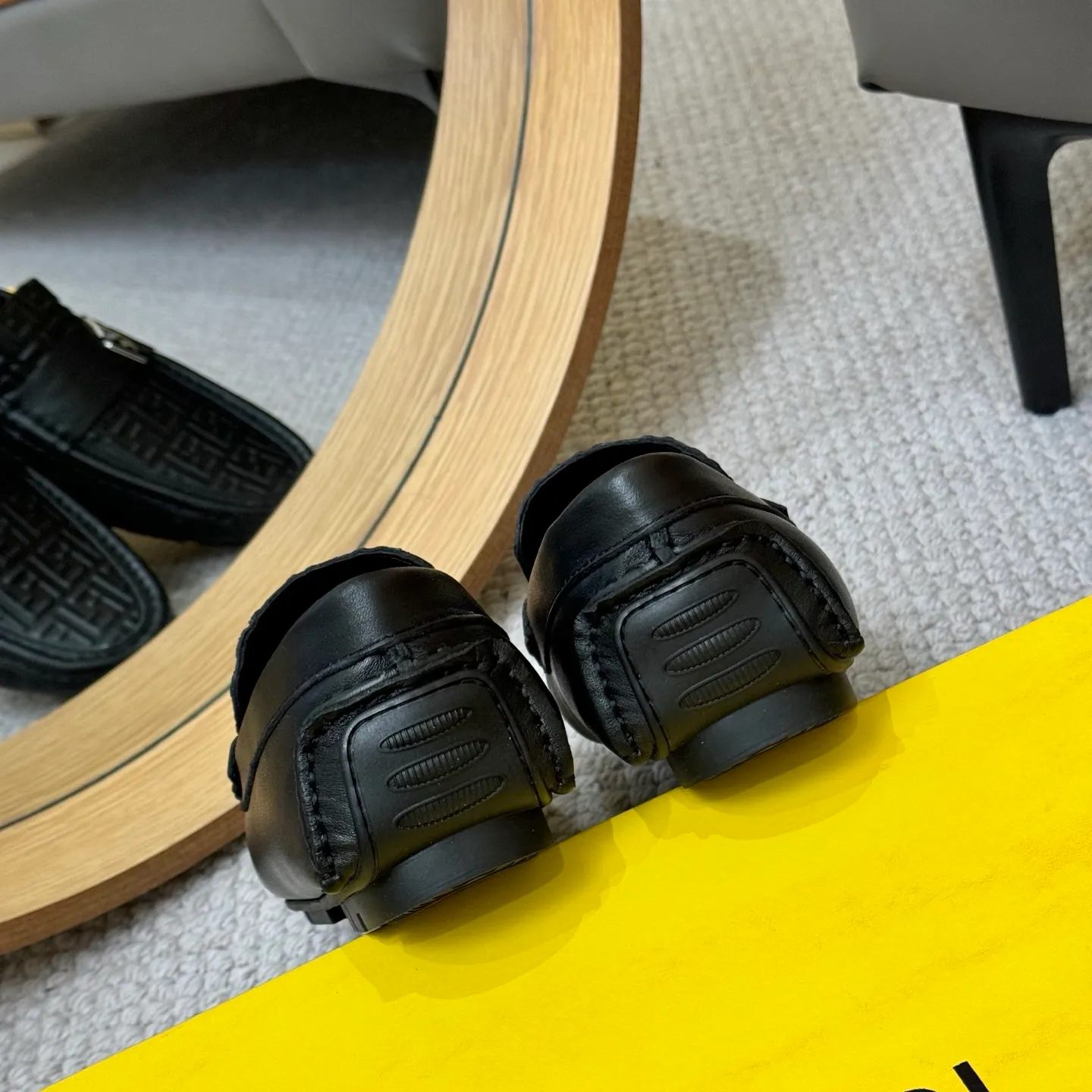 Men's shoes 💰420 [FENDI Fendi] 2⃣️0⃣️2⃣️5️⃣New Milan men's fashion lazy catwalk style ✅ fashionable casual beanie shoes, imported calfskin fabric, super smooth texture, sweat-absorbent and breathable, (sheepskin lining). Metal LOGO on the shoe body, Medusa avatar, irregular avatar, high-end craftsmanship logo✅ French Loft set foot design style 👟Low-key and elegant, great on-foot effect... Men's shoe size: 38-46 (4-12)